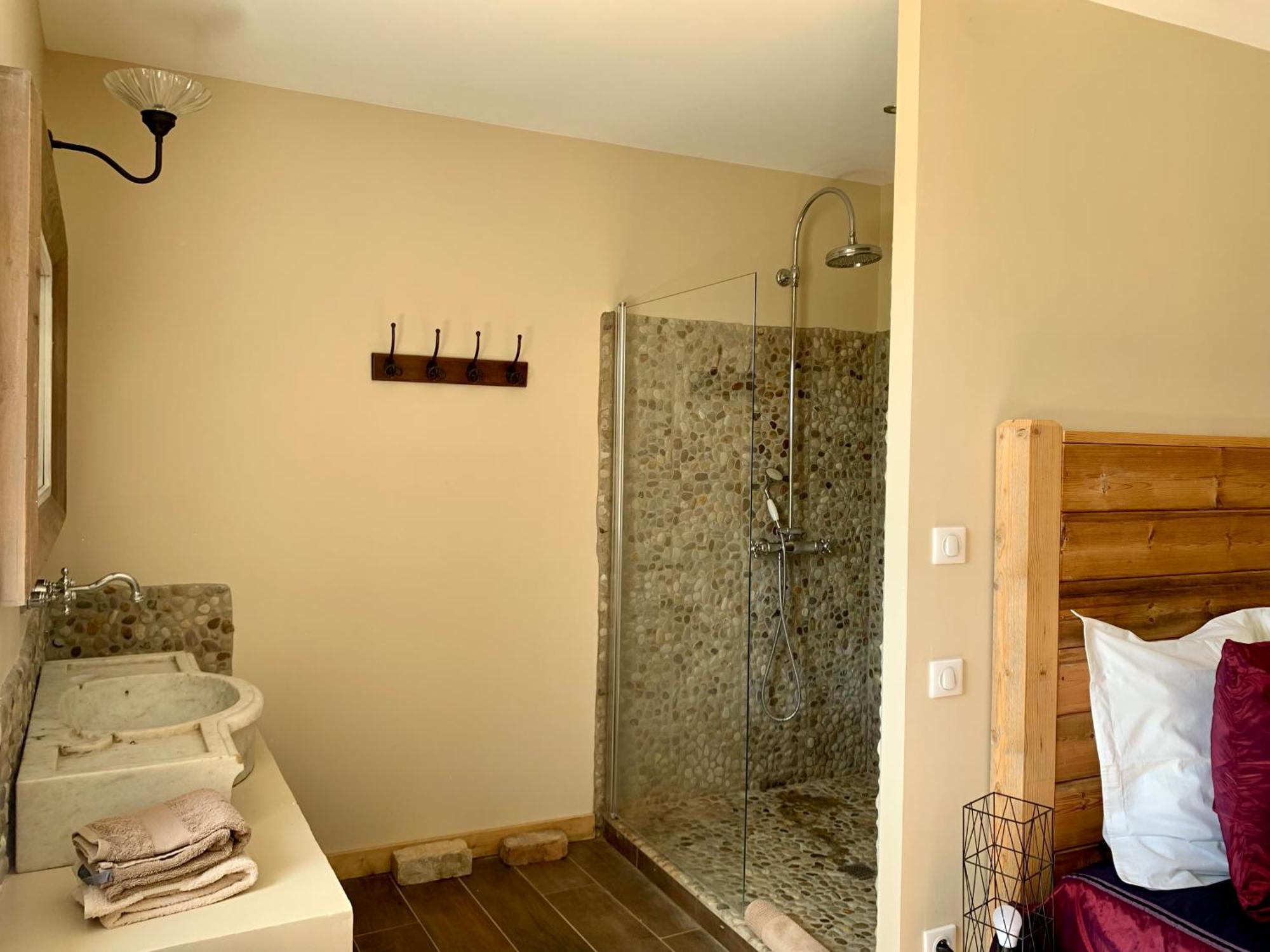 Mas Des Terres Rouges Villa Vezenobres Bagian luar foto